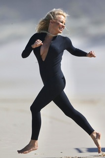 Pamela Anderson feet photo thumbnail