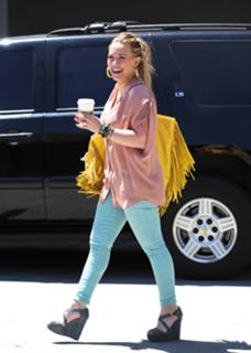 Hilary Duff feet photo thumbnail