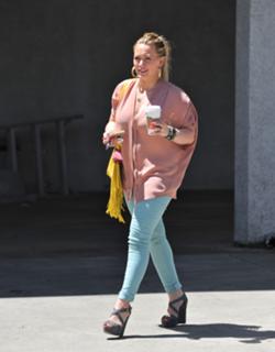 Hilary Duff feet photo thumbnail