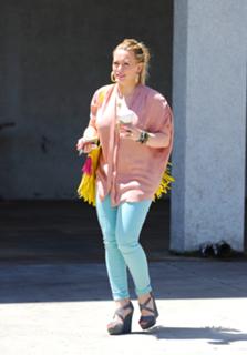 Hilary Duff feet photo thumbnail