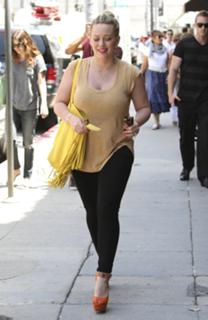 Hilary Duff feet photo thumbnail