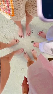 Gal Gadot feet photo thumbnail