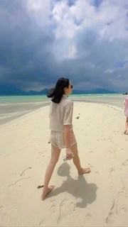 Gal Gadot feet photo thumbnail