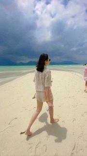 Gal Gadot feet photo thumbnail