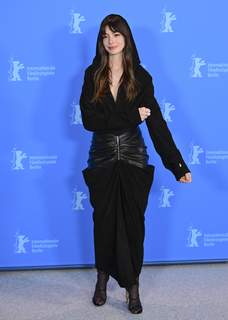 Anne Hathaway feet photo thumbnail