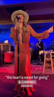 LeAnn Rimes feet photo thumbnail