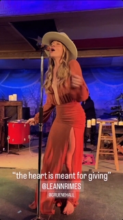 LeAnn Rimes feet photo thumbnail