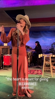 LeAnn Rimes feet photo thumbnail