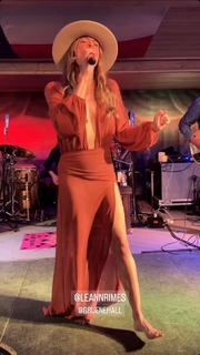 LeAnn Rimes feet photo thumbnail