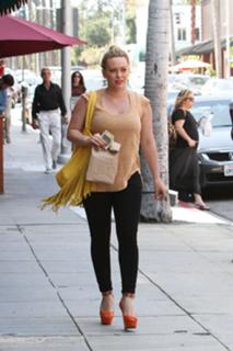 Hilary Duff feet photo thumbnail