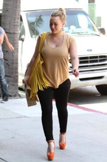 Hilary Duff feet photo thumbnail