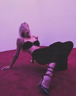 Alexis Ren feet photo thumbnail