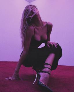 Alexis Ren feet photo thumbnail