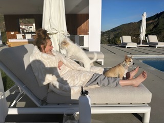 Kaley Cuoco feet photo thumbnail