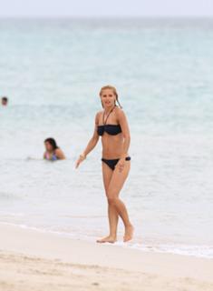Michelle Hunziker feet photo thumbnail