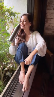 Dia Mirza feet photo thumbnail