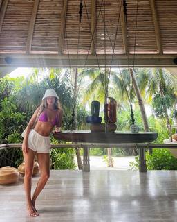 Rosie Huntington-Whiteley feet photo thumbnail