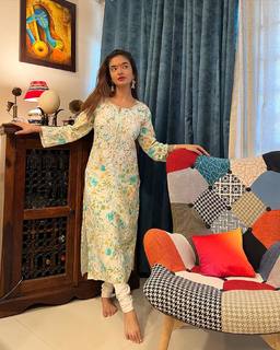 Anushka Sen feet photo thumbnail