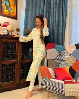 Anushka Sen feet photo thumbnail
