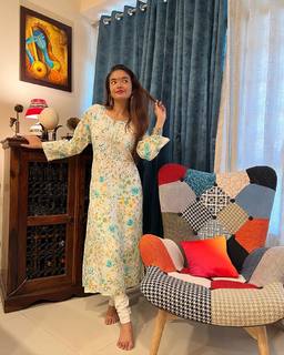 Anushka Sen feet photo thumbnail