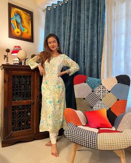 Anushka Sen feet photo thumbnail