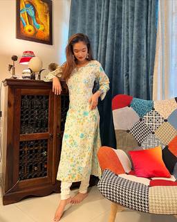 Anushka Sen feet photo thumbnail
