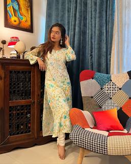 Anushka Sen feet photo thumbnail
