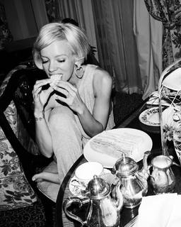 Lily Allen feet photo thumbnail