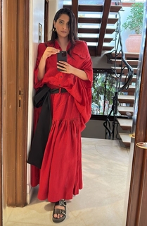 Sonam Kapoor feet photo thumbnail