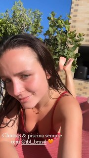Larissa Manoela feet photo thumbnail