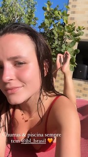 Larissa Manoela feet photo thumbnail
