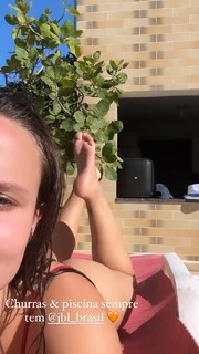 Larissa Manoela feet photo thumbnail