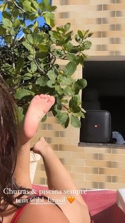 Larissa Manoela feet photo thumbnail