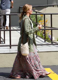 Jennifer Lawrence feet photo thumbnail