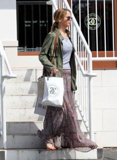 Jennifer Lawrence feet photo thumbnail