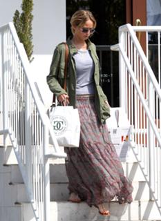 Jennifer Lawrence feet photo thumbnail