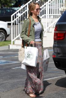 Jennifer Lawrence feet photo thumbnail