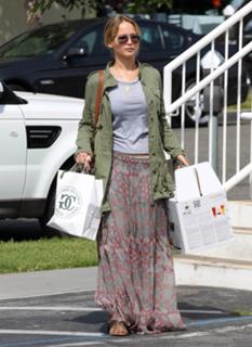 Jennifer Lawrence feet photo thumbnail