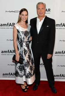 Hilary Swank feet photo thumbnail