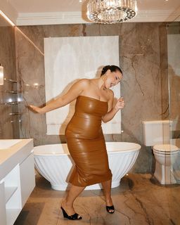 Ashley Graham feet photo thumbnail