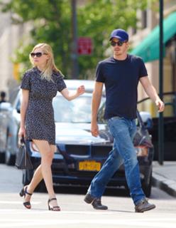 Kirsten Dunst feet photo thumbnail