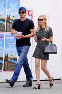 Kirsten Dunst feet photo thumbnail