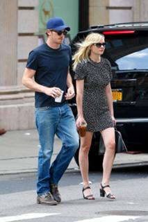 Kirsten Dunst feet photo thumbnail