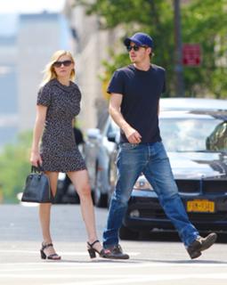 Kirsten Dunst feet photo thumbnail
