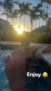 Karolina Kowalkiewicz feet photo thumbnail