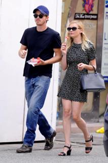 Kirsten Dunst feet photo thumbnail