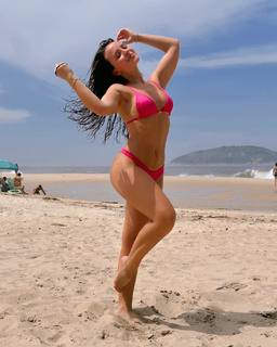 Larissa Manoela feet photo thumbnail