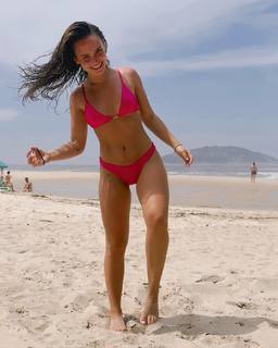 Larissa Manoela feet photo thumbnail