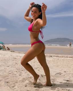 Larissa Manoela feet photo thumbnail