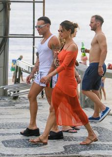 Alessandra Ambrosio feet photo thumbnail